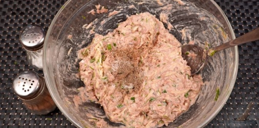 Рулетики из запечённого перца с тунцом и сыром