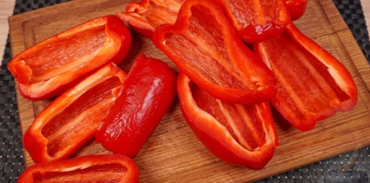 Рулетики из запечённого перца с тунцом и сыром
