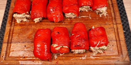 Рулетики из запечённого перца с тунцом и сыром