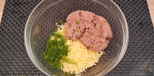 Рулетики из запечённого перца с тунцом и сыром