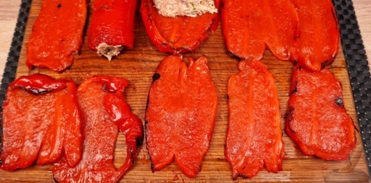 Рулетики из запечённого перца с тунцом и сыром