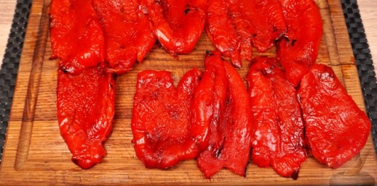 Рулетики из запечённого перца с тунцом и сыром