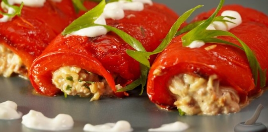Рулетики из запечённого перца с тунцом и сыром