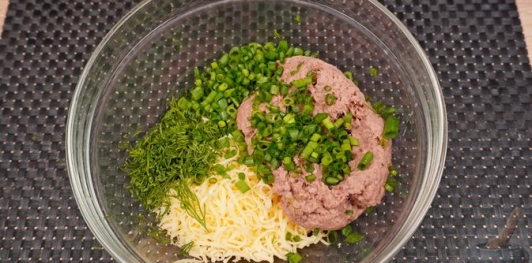 Рулетики из запечённого перца с тунцом и сыром