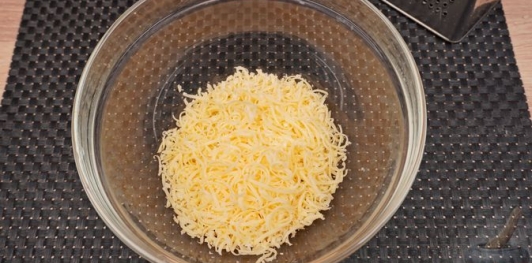 Рулетики из запечённого перца с тунцом и сыром