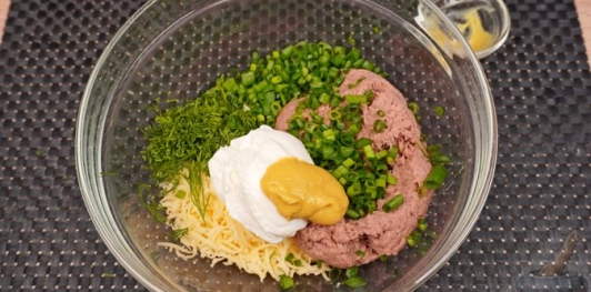 Рулетики из запечённого перца с тунцом и сыром