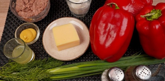 Рулетики из запечённого перца с тунцом и сыром