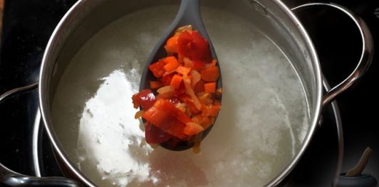 Рыбный суп с брокколи, рисом и сливками