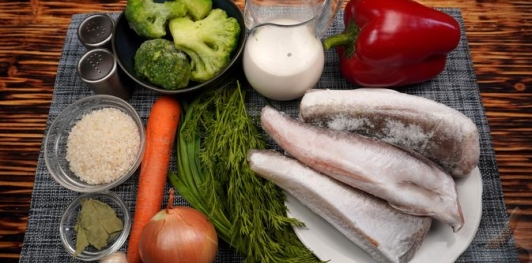 Рыбный суп с брокколи, рисом и сливками