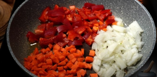Рыбный суп с брокколи, рисом и сливками