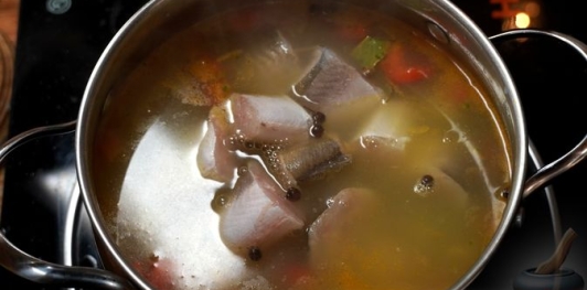Рыбный суп с брокколи, рисом и сливками