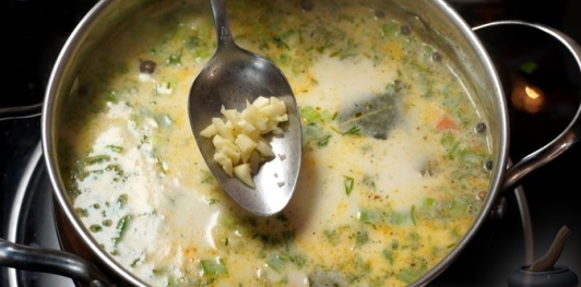 Рыбный суп с брокколи, рисом и сливками