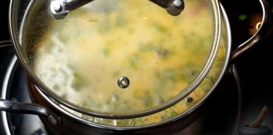 Рыбный суп с брокколи, рисом и сливками