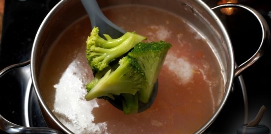 Рыбный суп с брокколи, рисом и сливками