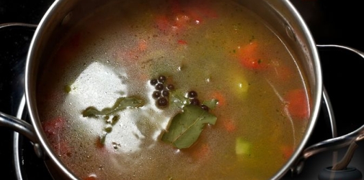 Рыбный суп с брокколи, рисом и сливками
