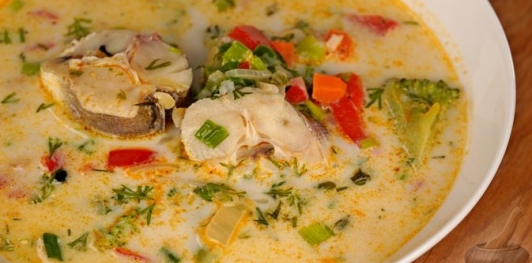 Рыбный суп с брокколи, рисом и сливками