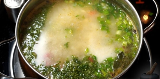 Рыбный суп с брокколи, рисом и сливками