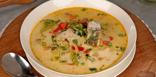 Рыбный суп с брокколи, рисом и сливками