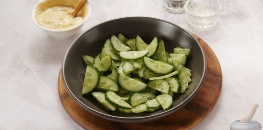 Салат из капусты, огурцов и яиц