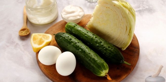 Салат из капусты, огурцов и яиц