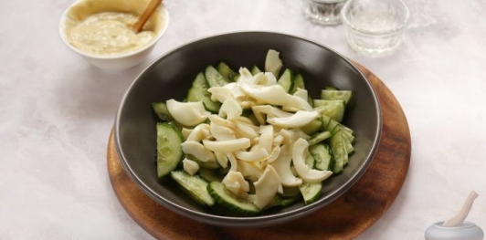 Салат из капусты, огурцов и яиц