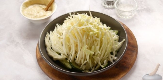 Салат из капусты, огурцов и яиц