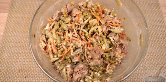 Салат из куриной печени, моркови и соленых огурцов