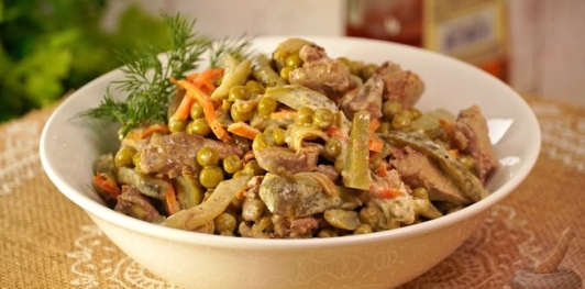 Салат из куриной печени, моркови и соленых огурцов