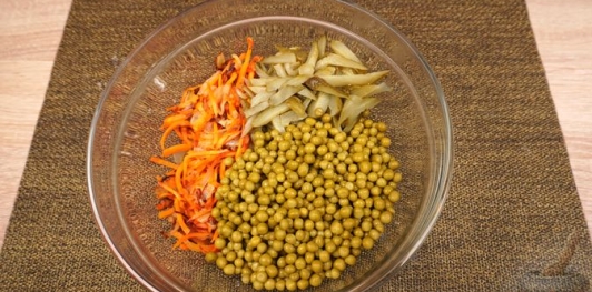 Салат из куриной печени, моркови и соленых огурцов