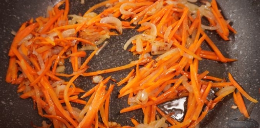 Салат из куриной печени, моркови и соленых огурцов