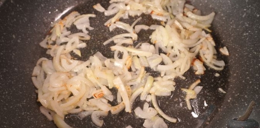 Салат из куриной печени, моркови и соленых огурцов