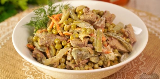 Салат из куриной печени, моркови и соленых огурцов