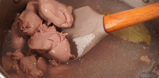 Салат из куриной печени, моркови и соленых огурцов