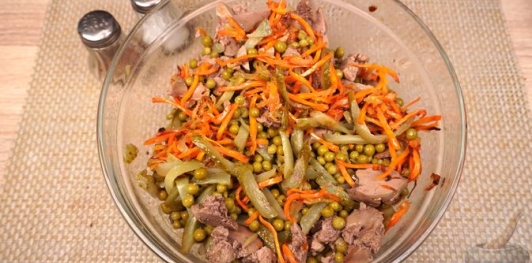 Салат из куриной печени, моркови и соленых огурцов