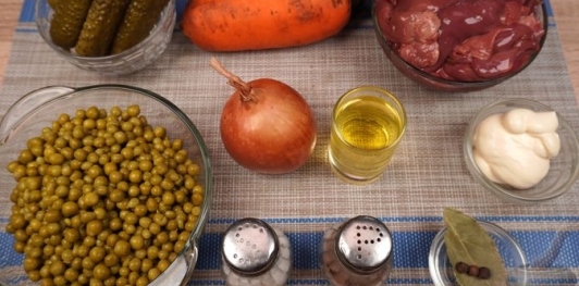 Салат из куриной печени, моркови и соленых огурцов