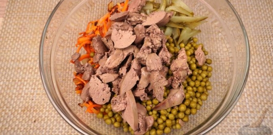 Салат из куриной печени, моркови и соленых огурцов