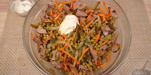 Салат из куриной печени, моркови и соленых огурцов