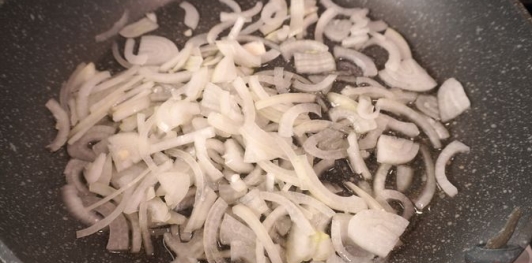 Салат из куриной печени, моркови и соленых огурцов