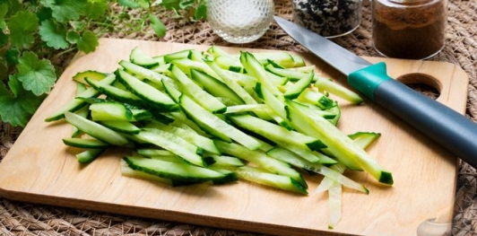 Салат из моркови и огурцов