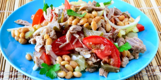 Салат из овощей с мясом и фасолью