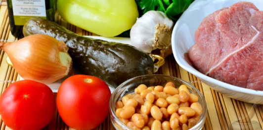Салат из овощей с мясом и фасолью