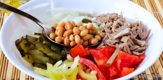 Салат из овощей с мясом и фасолью
