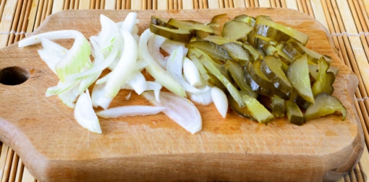 Салат из овощей с мясом и фасолью