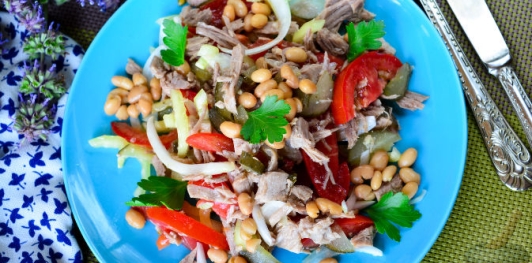 Салат из овощей с мясом и фасолью