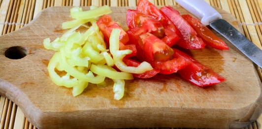 Салат из овощей с мясом и фасолью