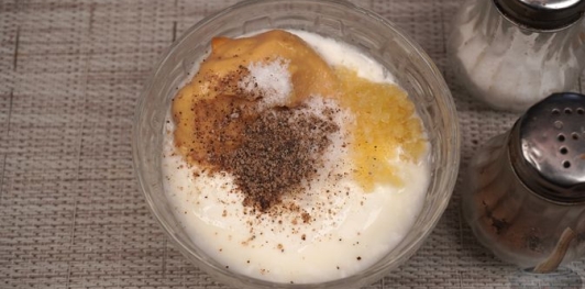 Салат из свёклы с маринованными огурцами и фетой