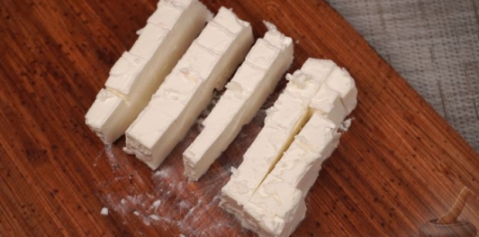Салат из свёклы с маринованными огурцами и фетой