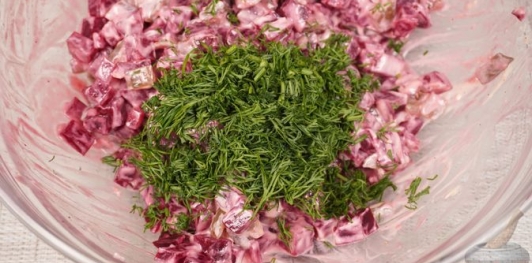Салат из свёклы с маринованными огурцами и фетой