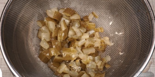 Салат из свёклы с маринованными огурцами и фетой