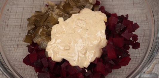 Салат из свёклы с маринованными огурцами и фетой